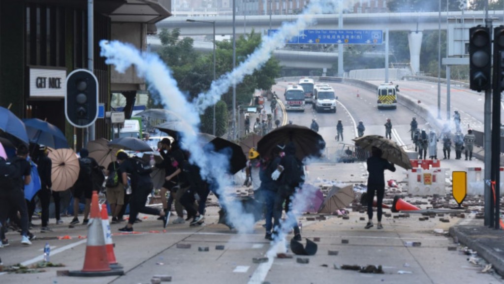 当日有大批示威者于理大一带及弥敦道投掷汽油弹。资料图片