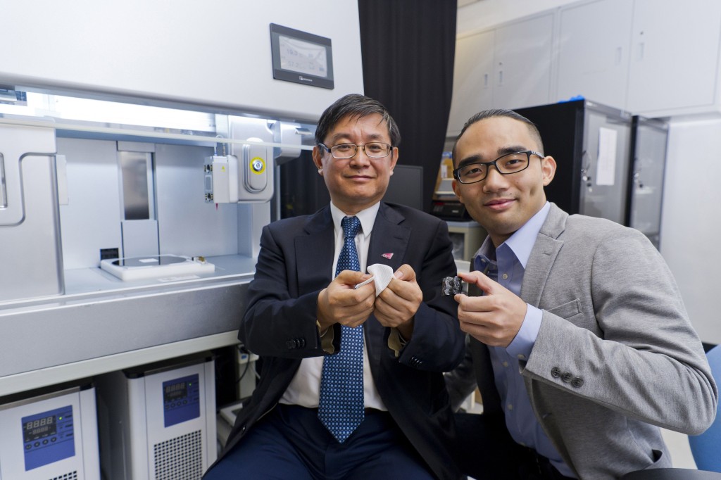 呂堅教授（左）以及其研究團隊，開發全球首套4D打印陶瓷技術。城大提供