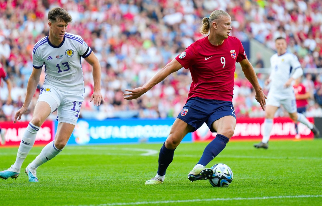 艾兰夏兰特(右)射入12码，挪威仍负1:2。REUTERS