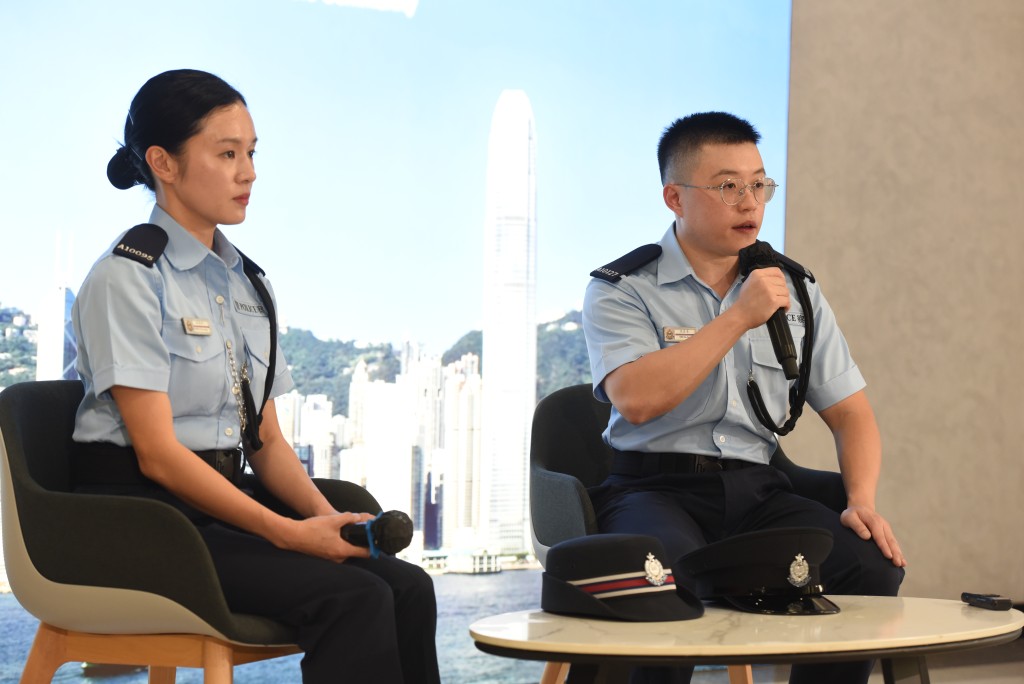 冼嘉豪(右)表示,期望透過輔警和教師兩個身份引導年輕人,助其選擇正確人生路。 黃文威攝 冼嘉豪(右)表示,期望透過輔警和教師兩個身份引導年輕人,助其選擇正確人生路。 黃文威攝