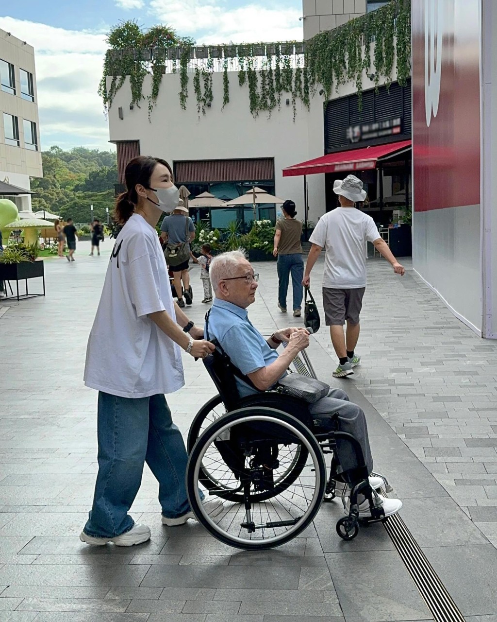 黎姿推着坐在轮椅的爸爸，到深圳的人气打卡商场深业上城闲逛。