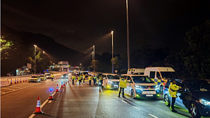警方截查多部車輛。警方提供