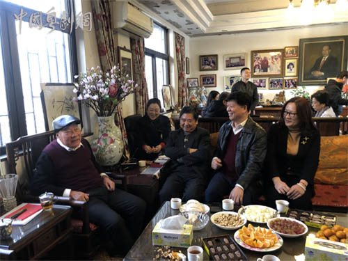 2020年，广州粤剧界代表提前向黎子流老市长（左）拜年。