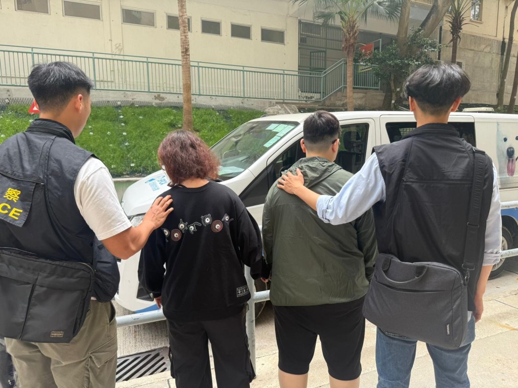 警方拘捕一對涉案女子，據悉為伴侶關係，涉嫌殘酷對待動物。警方圖片