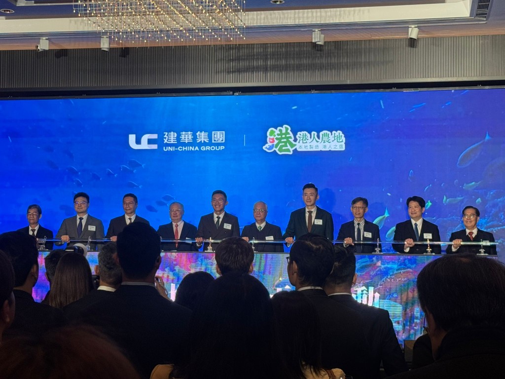 建華指，「港人農地」品牌理念是為市民提供高性價比及低碳環保的本地產品，並參與漁護署的「香港漁農產品統一新品牌」認證計劃。