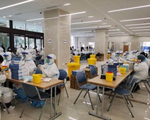 上海各大醫院開展工作人員全面核酸檢測。