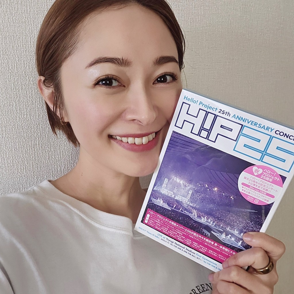 市井紗耶香日前宣傳Hello! Project 25周年紀念演唱會的影碟。　X