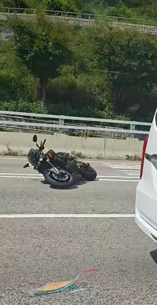 電單車翻側。fb馬路的事 (即時交通資訊台)影片截圖