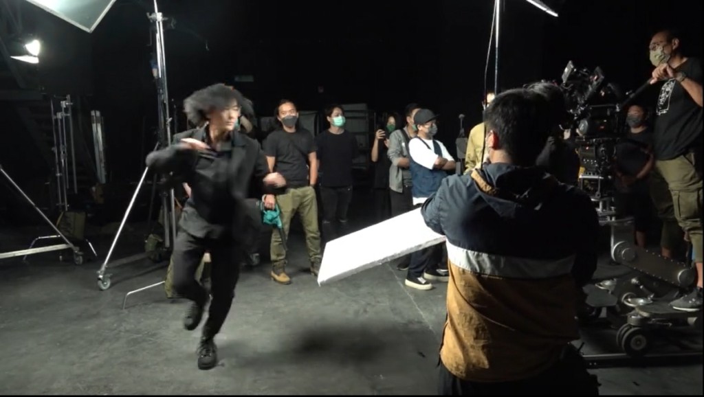 伊健係咁轉圈配合拍攝。