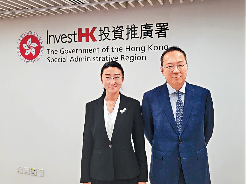 謝宇文(右)表示,署方過去一年共協助8間基建、建築企業在港落腳。圖左為高級副總裁(基礎建設)楊梓。