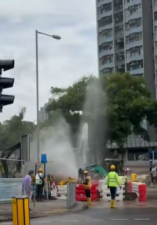 疑煤氣公司地盤意外掘爆地下食水管。fb青衣街坊吹水會Simon Lee影片截圖