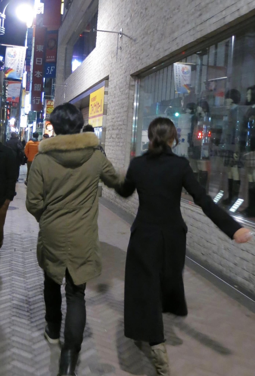 二人去年跷手在日本街头漫步贺结婚10周年。