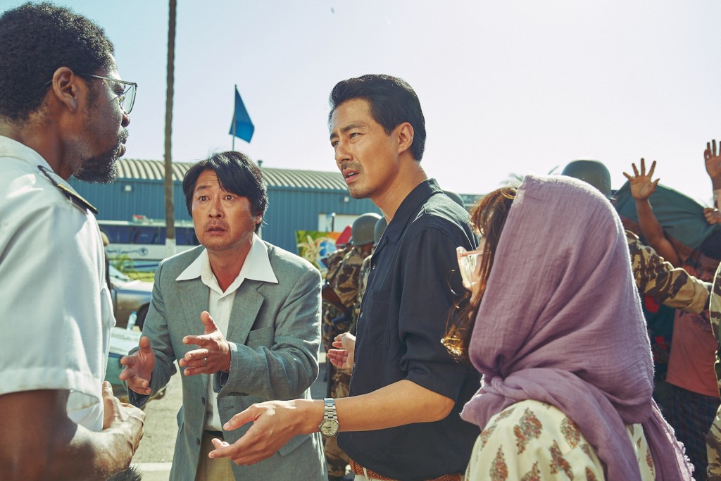 金倫奭(左二)與趙寅成主演的《絕路狂逃》獲13項提名,二人同時入圍最佳男主角。