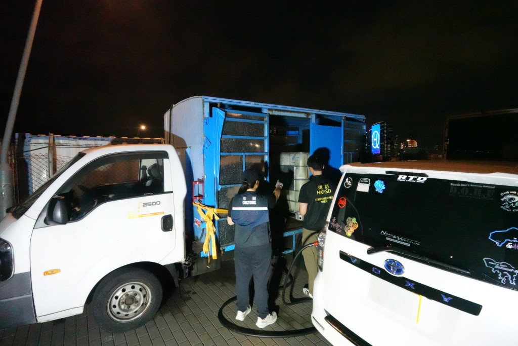 海關在行動破獲九龍東及青衣一帶多個非法流動加油站。海關圖片