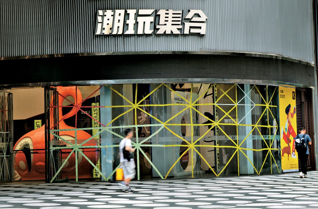 深圳市福田區一處商場，臨街的玻璃門窗貼上了膠帶防颱風。