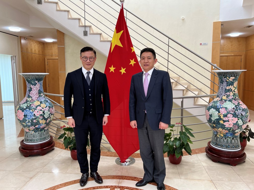 律政司副司长张国钧（左）于8日（日内瓦时间）在瑞士日内瓦拜会中国常驻世界贸易组织代表、特命全权大使李成钢（右）。律政司提供