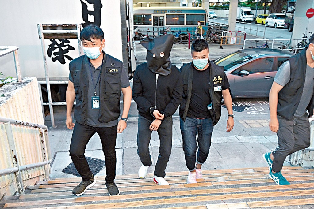 案發後警方拘捕一名涉傷人男子,押返禾輋邨民和樓搜屋。 資料圖