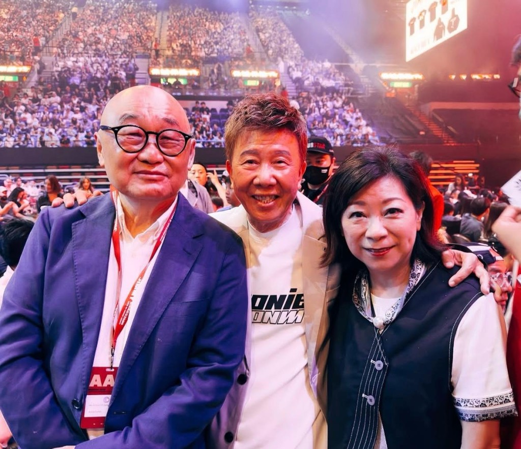 歐陽萬成邀請尹光欣賞紅館棟篤笑,他與其父母合照。 歐陽萬成邀請尹光欣賞紅館棟篤笑,他與其父母合照。