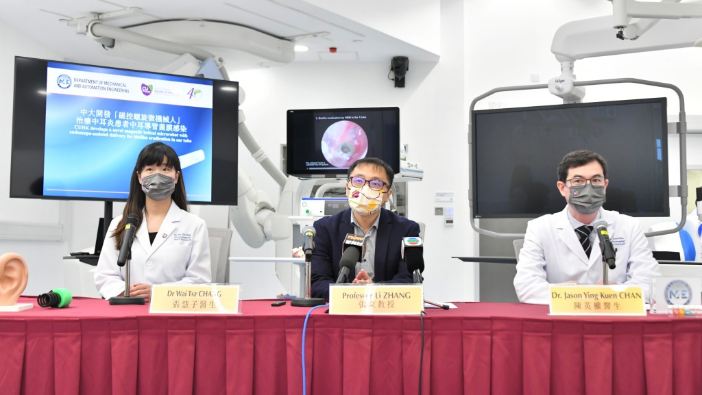 (左起)張慧子醫生、張立教授、陳英權醫生介紹系統。陳極彰攝