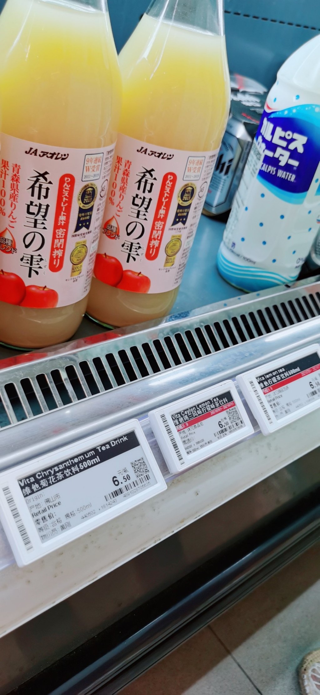 深圳有超市下架維他產品連標貼也未及移除。網上圖片