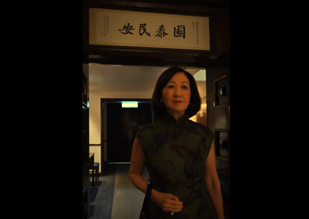 行政會議召集人葉劉淑儀身穿經典旗袍,化身特務與警務處處長周一鳴復刻經典《花樣年華》。 行政會議召集人葉劉淑儀身穿經典旗袍,化身特務與警務處處長周一鳴復刻經典《花樣年華》。