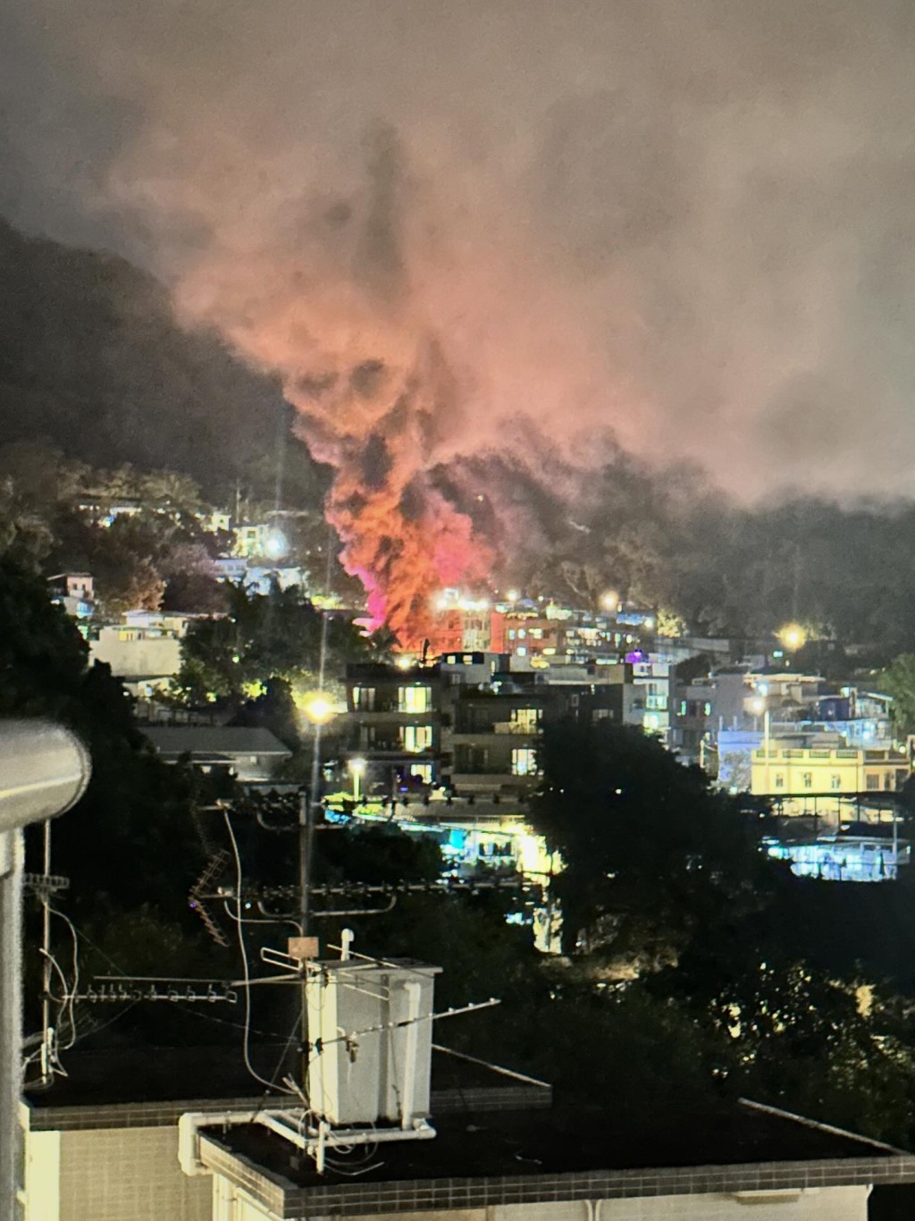 現場火光熊熊，黑煙沖天。網上圖片