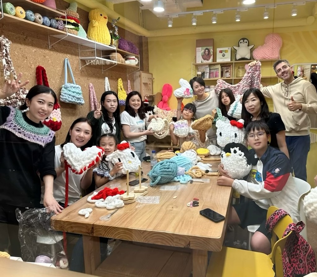 梁咏琪一家，与其他小朋友来到甘比的鈎织店。