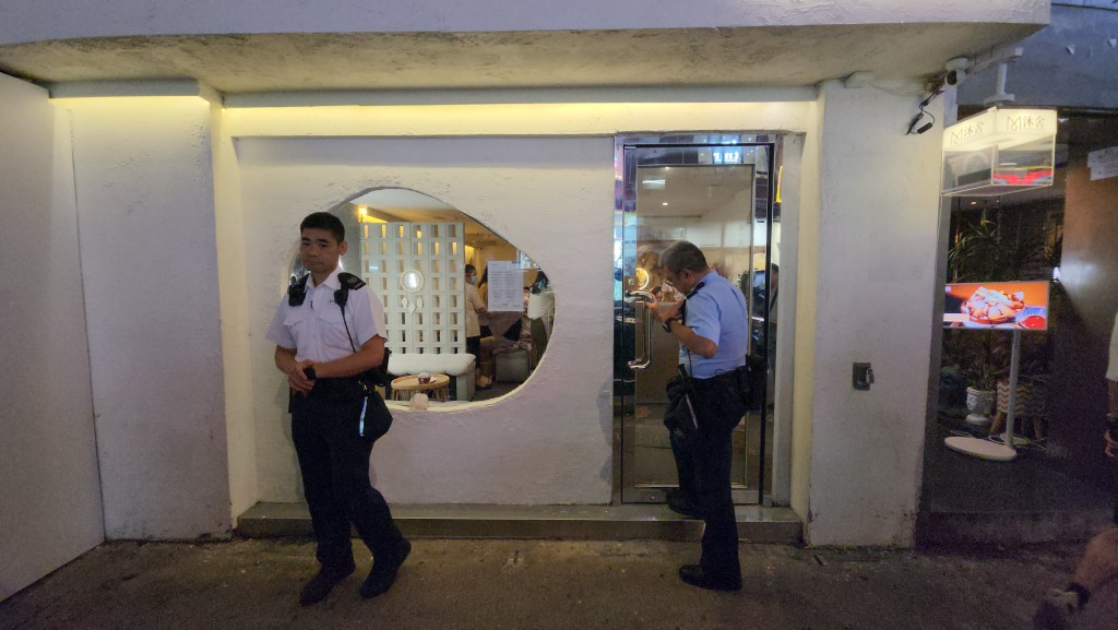 警員在按摩店調查。 警員在按摩店調查。