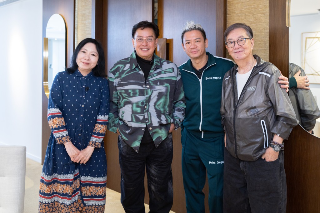 校長與(左起)陳海琪、Sunny Wong和陳永鎬拍節目順道聚舊。 校長與(左起)陳海琪、Sunny Wong和陳永鎬拍節目順道聚舊。