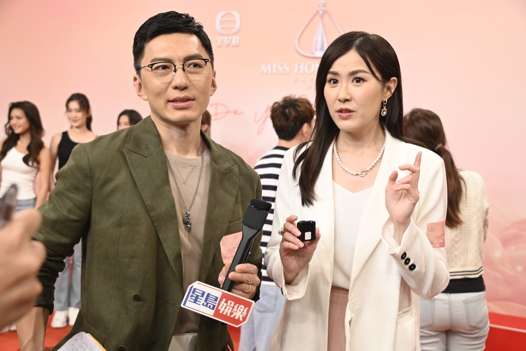 袁偉豪笑說兒子袁咕碌喜歡視訊,身在海外也沒溝通障礙。 袁偉豪笑說兒子袁咕碌喜歡視訊,身在海外也沒溝通障礙。
