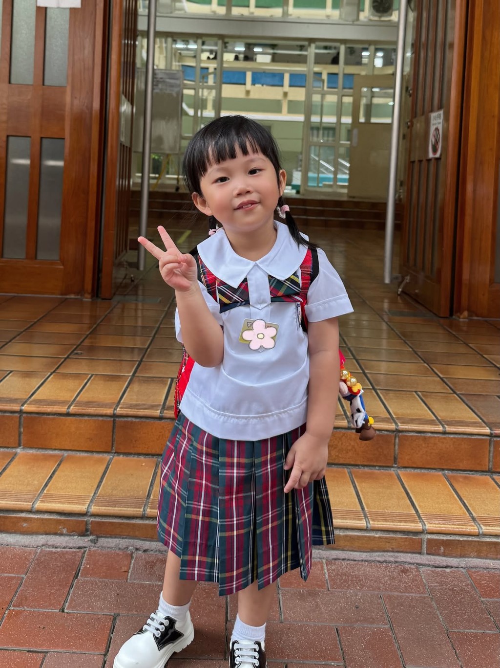 魔術師甄澤權的囡囡Kacy入讀幼稚園。