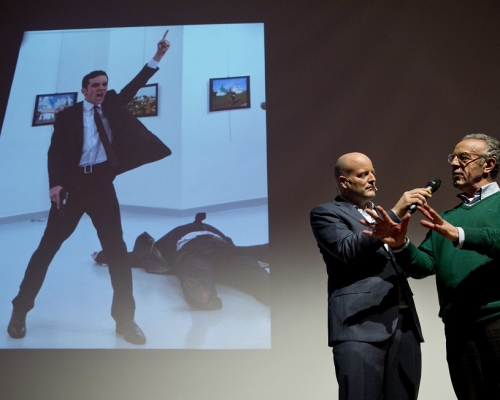 攝影記者厄茲比里希(右)的作品,奪世界新聞攝影獎。AP