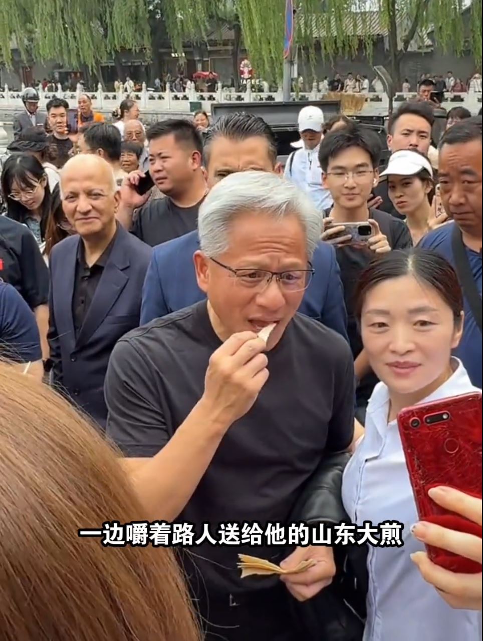 黃仁勛在北京「掃街」品嘗各種地道小食。抖音