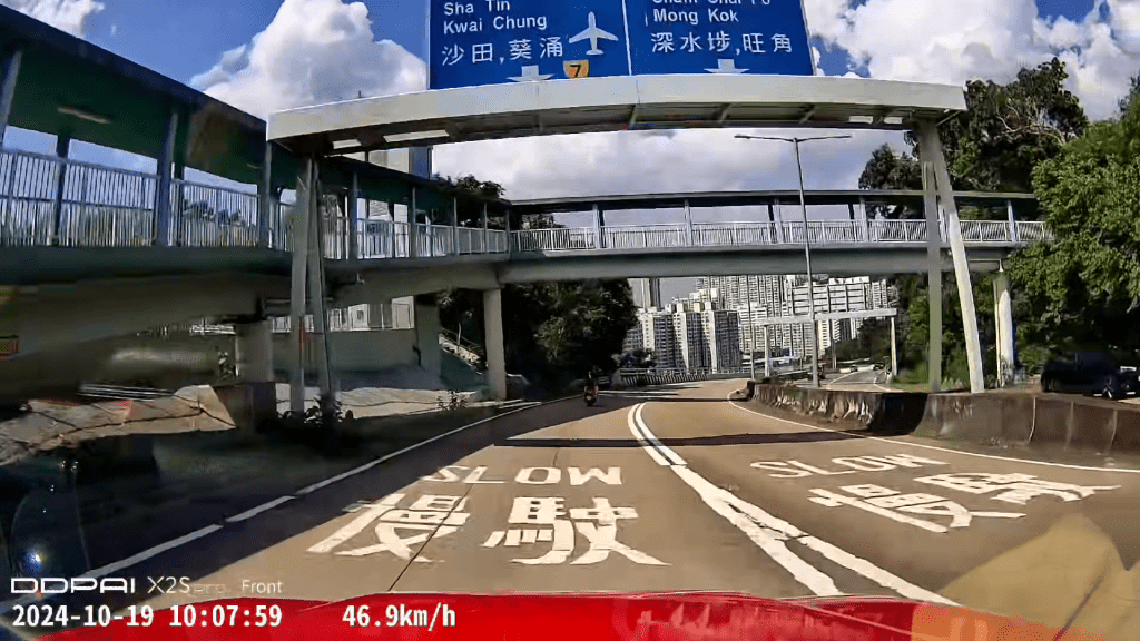 的士與電單車始終保持約兩秒距離。