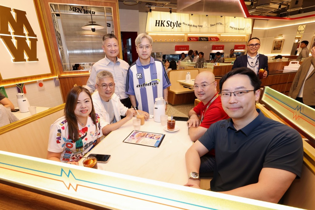 文化體育及旅遊局局長羅淑佩觀賞決賽後,與副局長劉震及體育專員等,到啟德零售館食肆享用早餐,體驗園區通宵餐飲配套。 文化體育及旅遊局局長羅淑佩觀賞決賽後,與副局長劉震及體育專員等,到啟德零售館食肆享用早餐,體驗園區通宵餐飲配套。