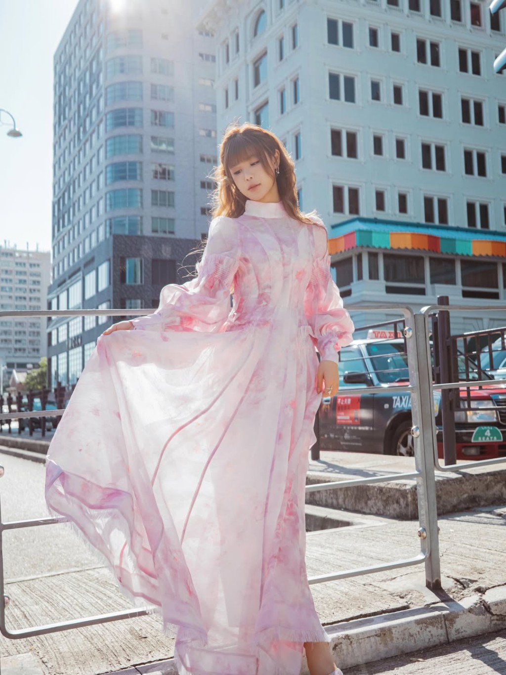 溫思婷撞樣古佩玲。 溫思婷撞樣古佩玲。