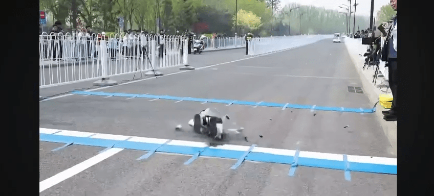 機械人瞬間解體。