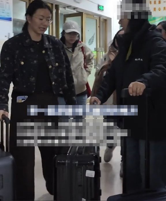 當晚約有500名旅客獲縣政府解決住宿問題。極目新聞 當晚約有500名旅客獲縣政府解決住宿問題。極目新聞