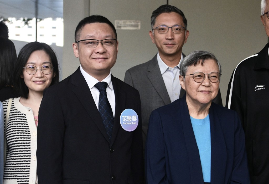范駿華(左二)獲母親、前立法會主席范徐麗泰支持。 范駿華(左二)獲母親、前立法會主席范徐麗泰支持。