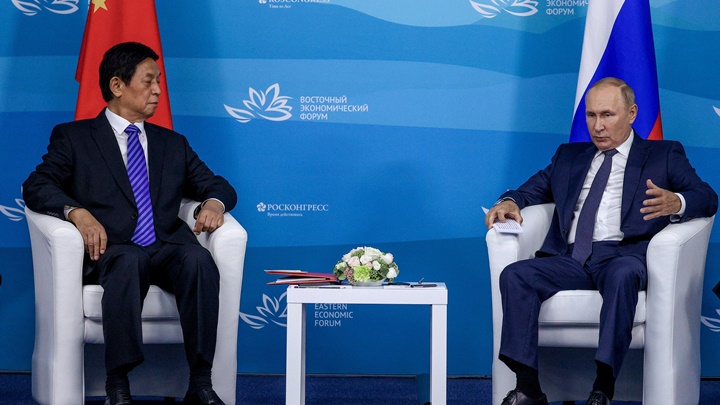 栗戰書與普京同場出席第7屆東方經濟論壇。AP圖片