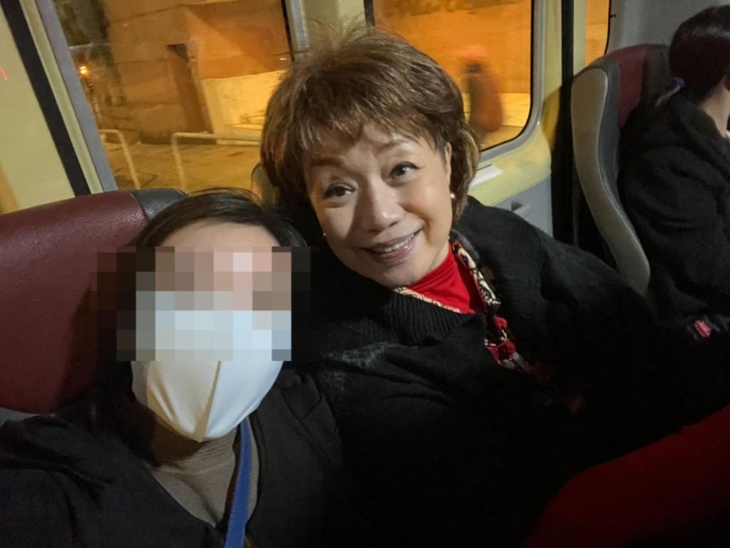 日前,有網民在threads上分享了一張在小巴站偶遇程可為的合照,大讚其健談又平易近人。 日前,有網民在threads上分享了一張在小巴站偶遇程可為的合照,大讚其健談又平易近人。
