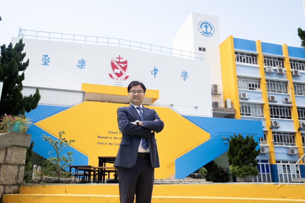 李立中校長為學校定下教育方針，致力培育才德兼備的學生。