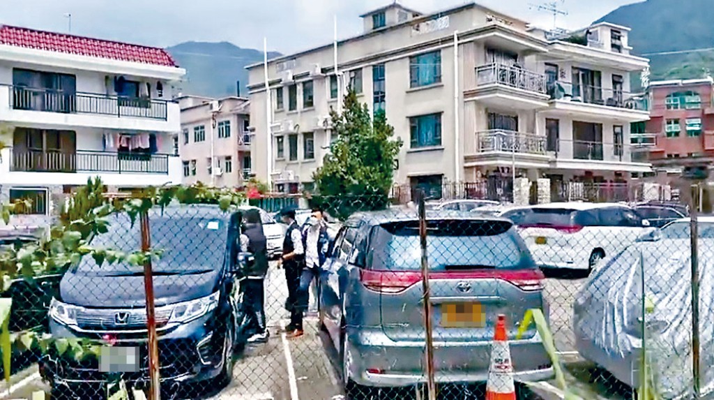 警方国安处人员日前登门拘捕谭得志。　　