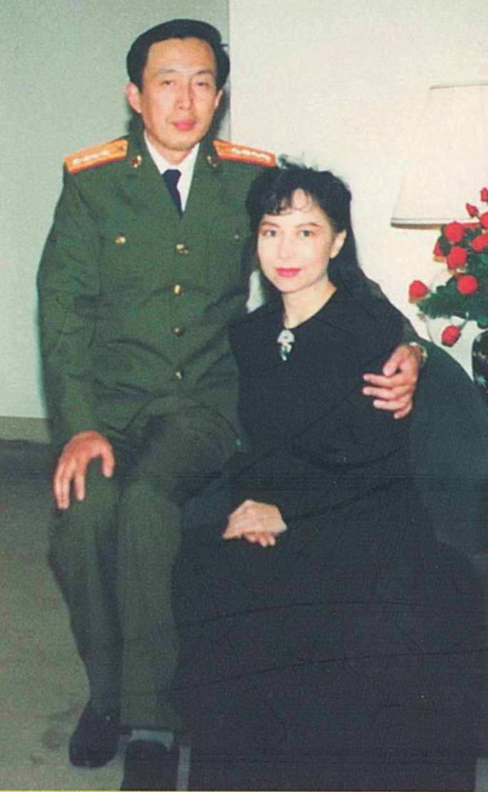 1990年，狄娜与中共开国大将罗瑞卿儿子罗宇再婚。