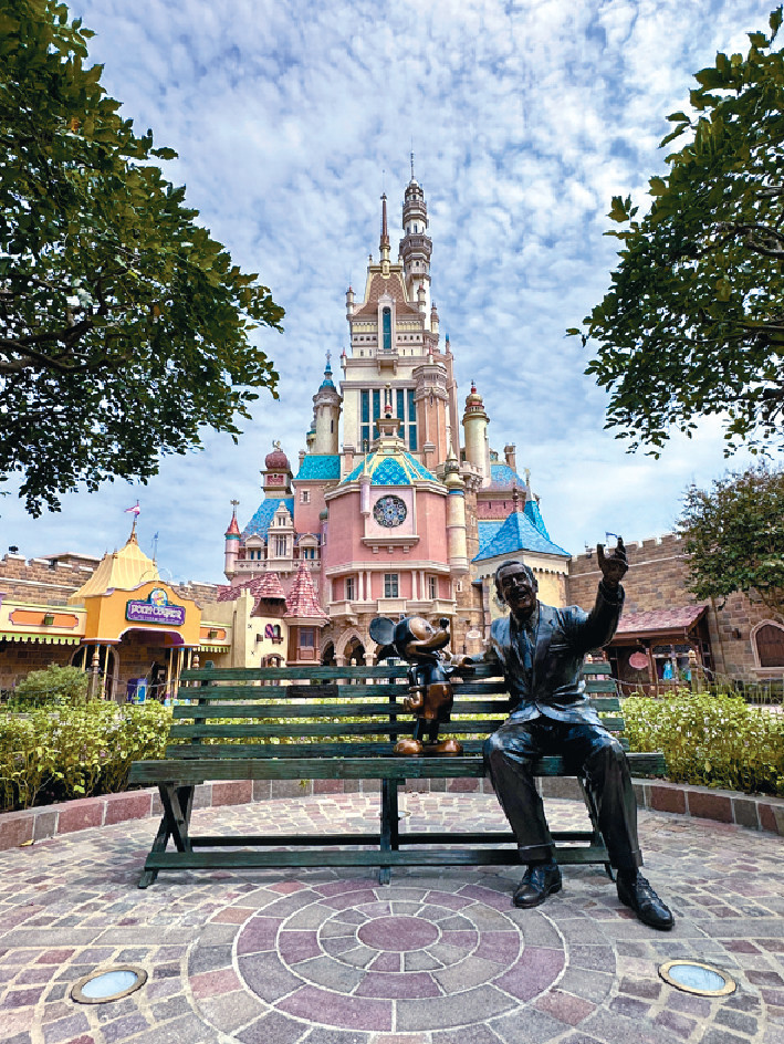 ■「创梦家」铜像坐落于香港迪士尼乐园「奇妙梦想城堡」及「灰姑娘旋转木马」之间。