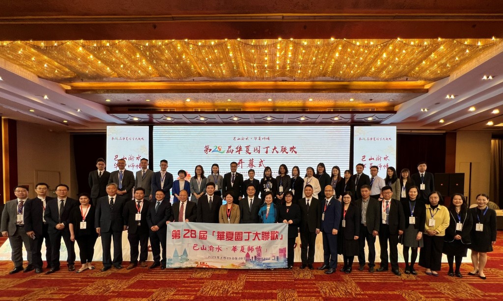蔡若莲昨日率团在重庆参加国家教育部主办的华夏园丁大联欢活动。政府新闻处图片