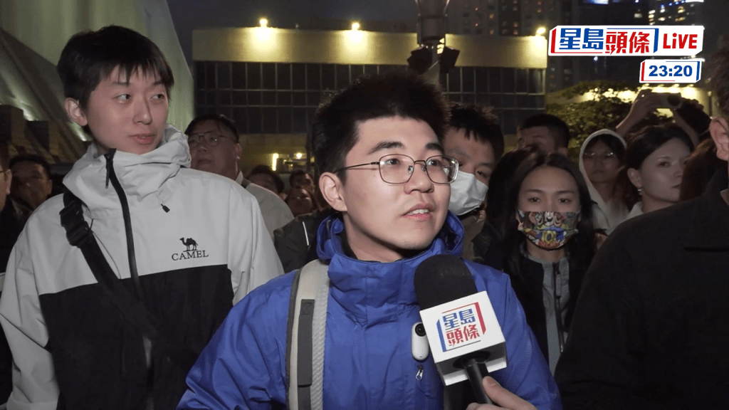 內地旅客呂先生認為維港夜景很漂亮。直播截圖