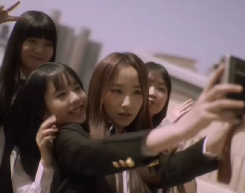陈偲颖（左二）为声梦歌手詹天文（右二）拍摄新歌《没有你的新学期》MV。