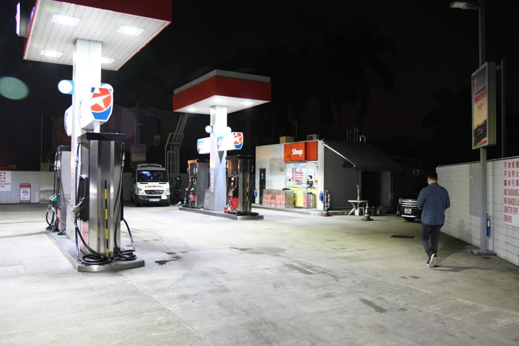 現場是元朗青山公路潭尾段壆圍一個油站便利店。