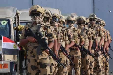 埃及軍人在埃及和加沙之間的拉法口岸戒備。美聯社